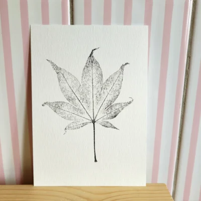 Foto van een monoprint op A6-formaat van een blad van de acer palmatum