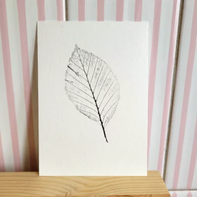 Foto van een monoprint op A6-formaat van een beukenblad