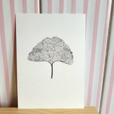 Foto van een monoprint op A6-formaat van een blad van de ginkgo biloba