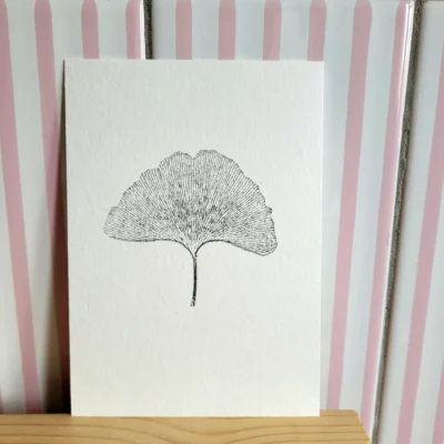 Foto van een monoprint op A6-formaat van een blad van de ginkgo biloba